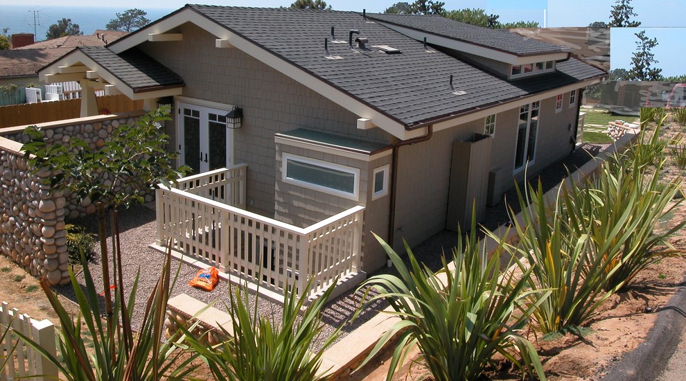 Medium sized and green modern two floor concrete house exterior in San Diego.