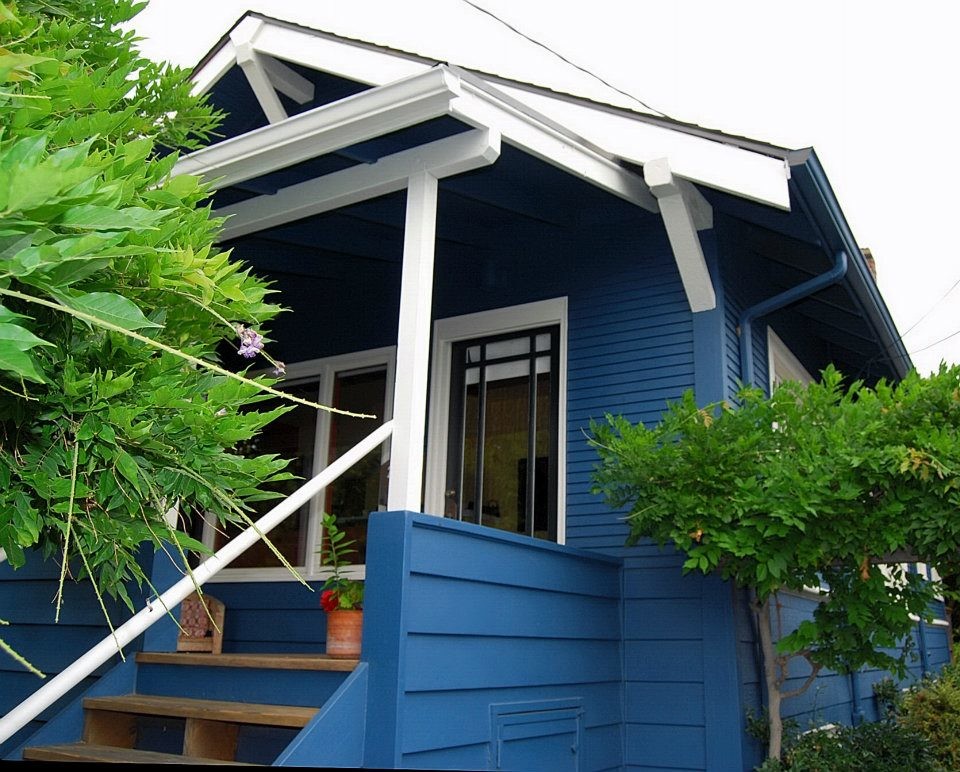 Foto de fachada azul tradicional de tamaño medio de una planta con revestimiento de madera