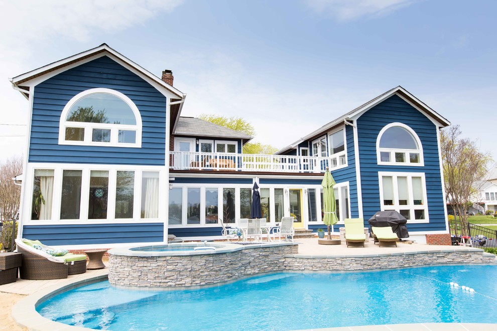 Großes, Zweistöckiges Maritimes Einfamilienhaus mit Faserzement-Fassade, blauer Fassadenfarbe, Satteldach und Ziegeldach in Baltimore