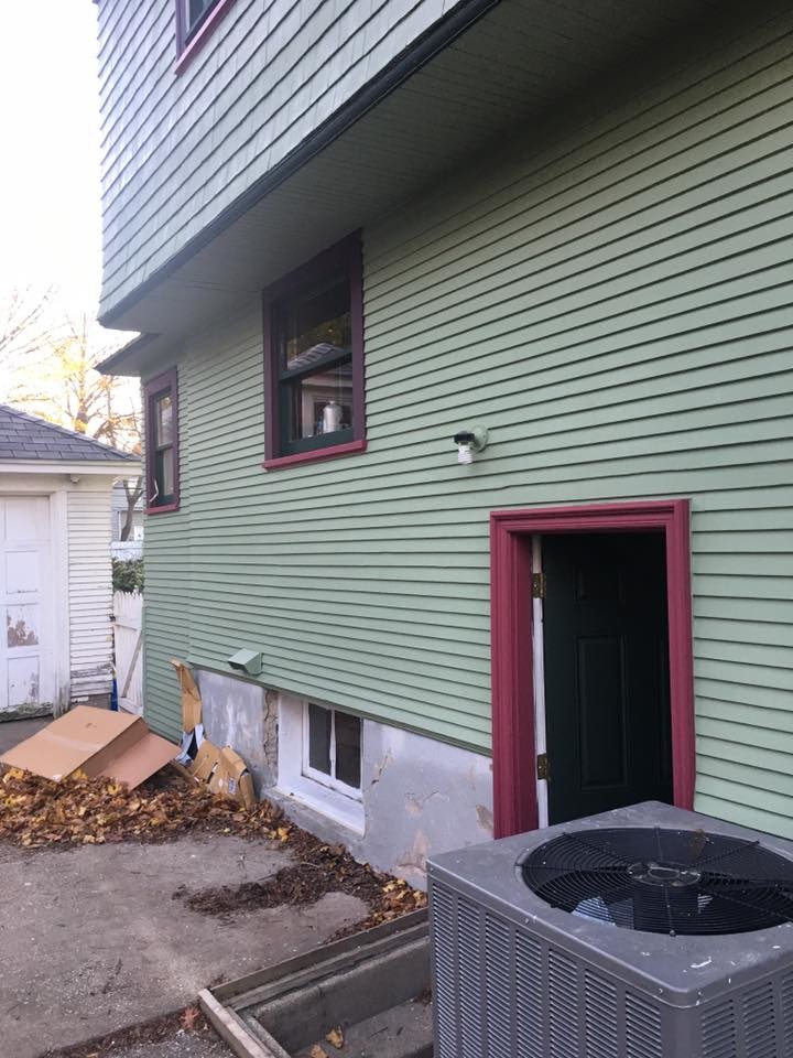 Zweistöckige Klassische Holzfassade Haus mit grüner Fassadenfarbe in Chicago
