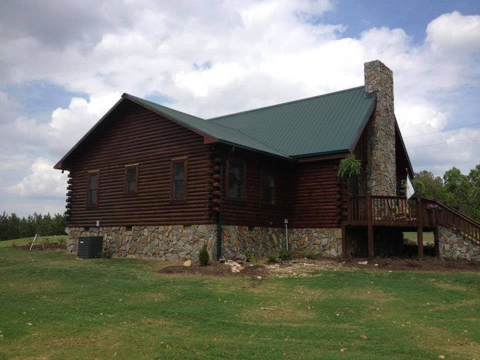 Exempel på ett mellanstort rustikt brunt hus, med allt i ett plan, sadeltak och tak i metall