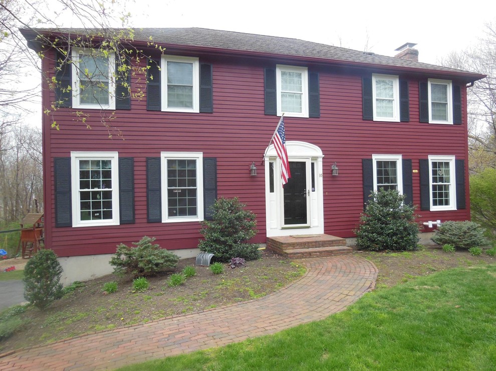 Zweistöckiges, Mittelgroßes Klassisches Einfamilienhaus mit Vinylfassade, Halbwalmdach, Ziegeldach und roter Fassadenfarbe in Boston