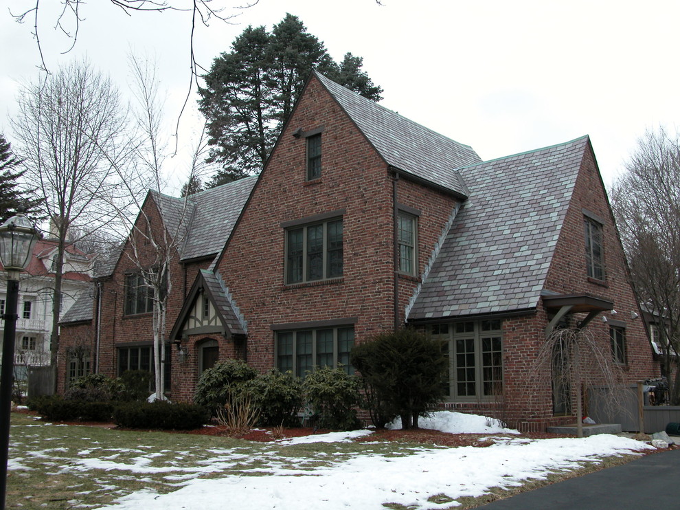 Inspiration pour une grande façade de maison marron traditionnelle en brique à un étage avec un toit à deux pans et un toit en shingle.