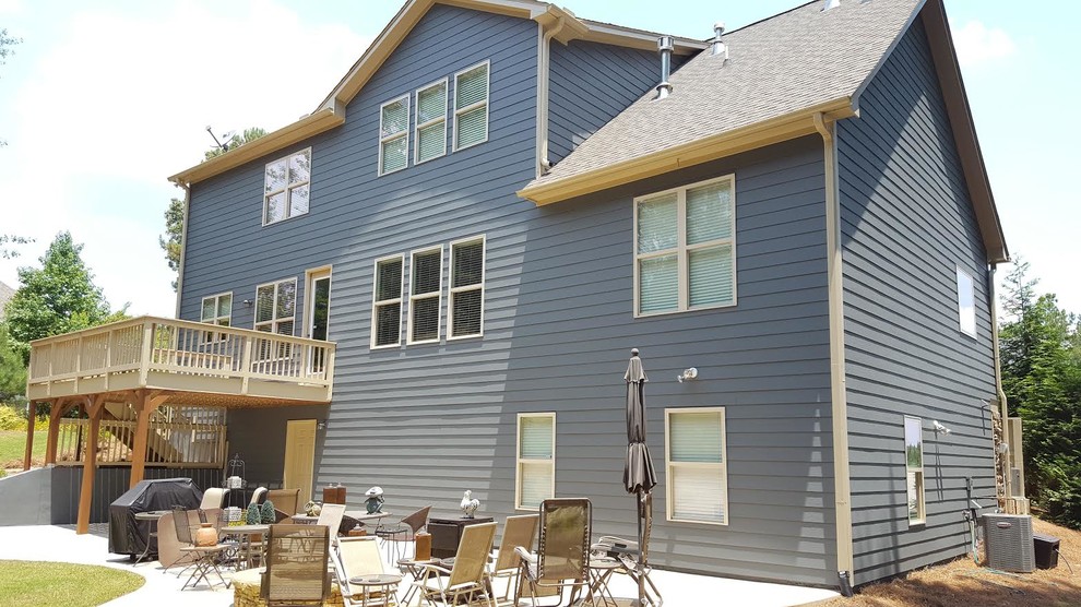 Cette photo montre une grande façade de maison bleue chic à deux étages et plus avec un toit à deux pans et un revêtement en vinyle.