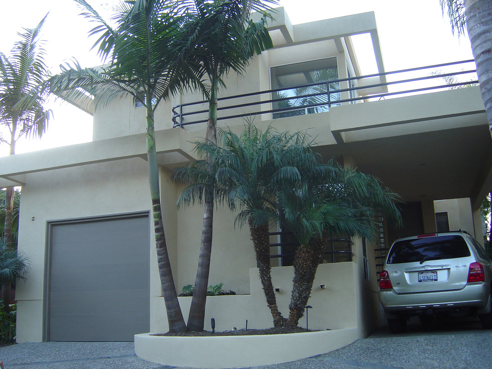 Immagine della facciata di una casa contemporanea a due piani di medie dimensioni con rivestimento in stucco