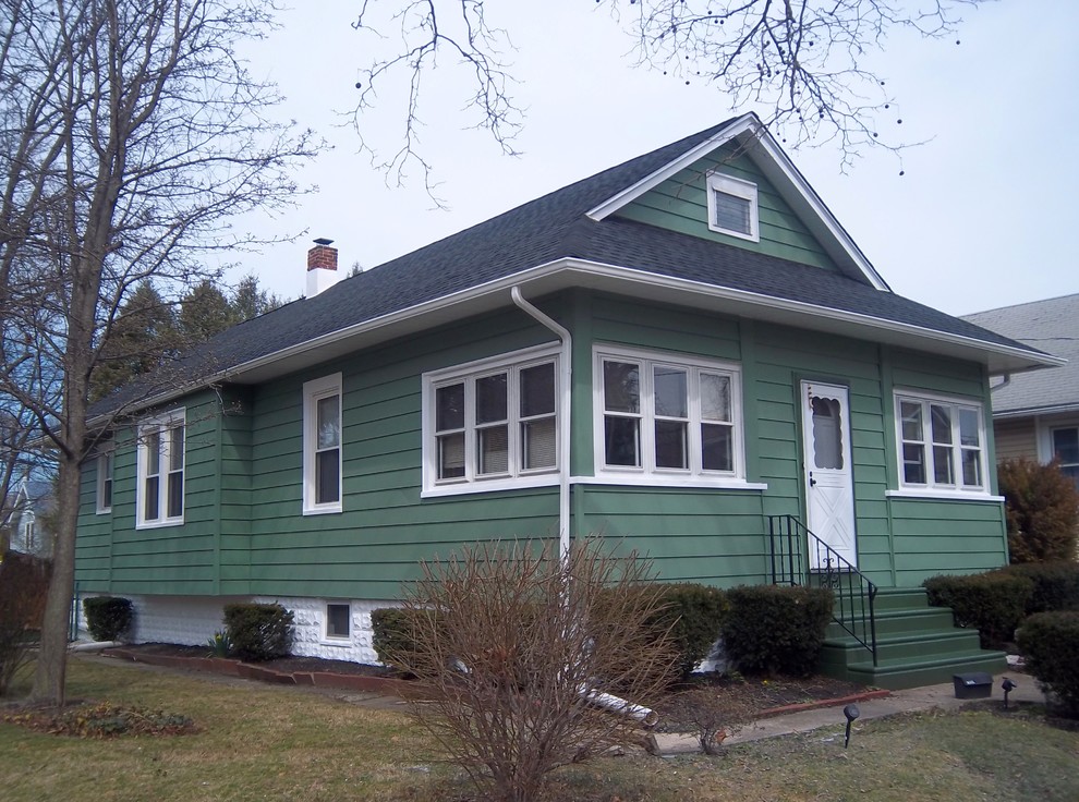 Kleines, Zweistöckiges Shabby-Chic Haus mit Metallfassade, grüner Fassadenfarbe und Satteldach in Philadelphia