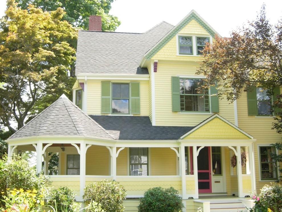 Idéer för ett stort klassiskt gult hus, med tre eller fler plan, valmat tak och tak i shingel