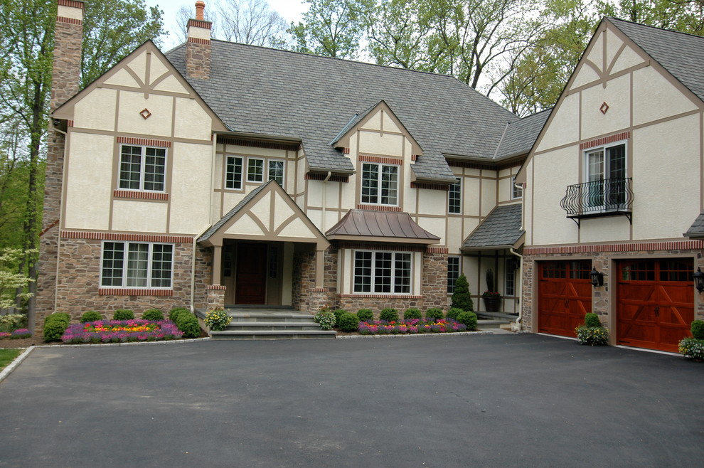 Diseño de fachada de casa beige tradicional grande de tres plantas con revestimientos combinados, tejado a cuatro aguas y tejado de teja de madera