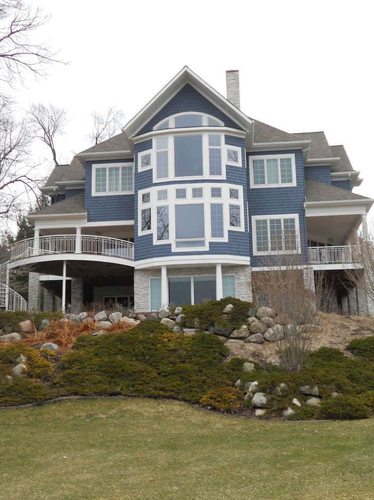 Ispirazione per la facciata di una casa grande blu american style a tre piani con rivestimento in legno e tetto a padiglione