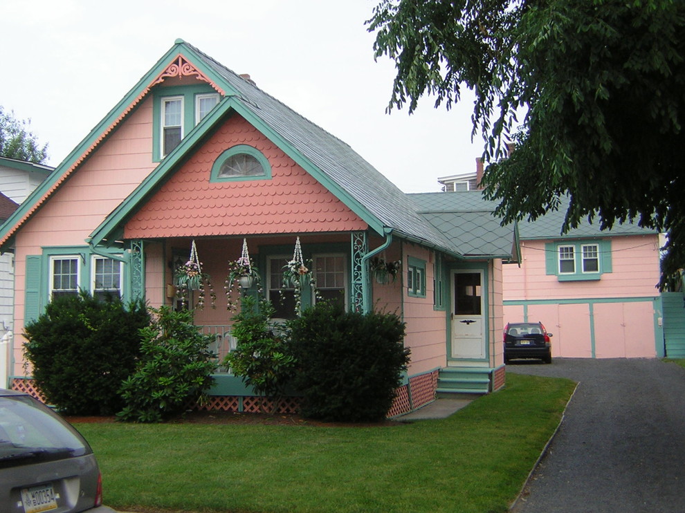 Idee per la facciata di una casa piccola rosa vittoriana a due piani con rivestimenti misti e tetto a capanna