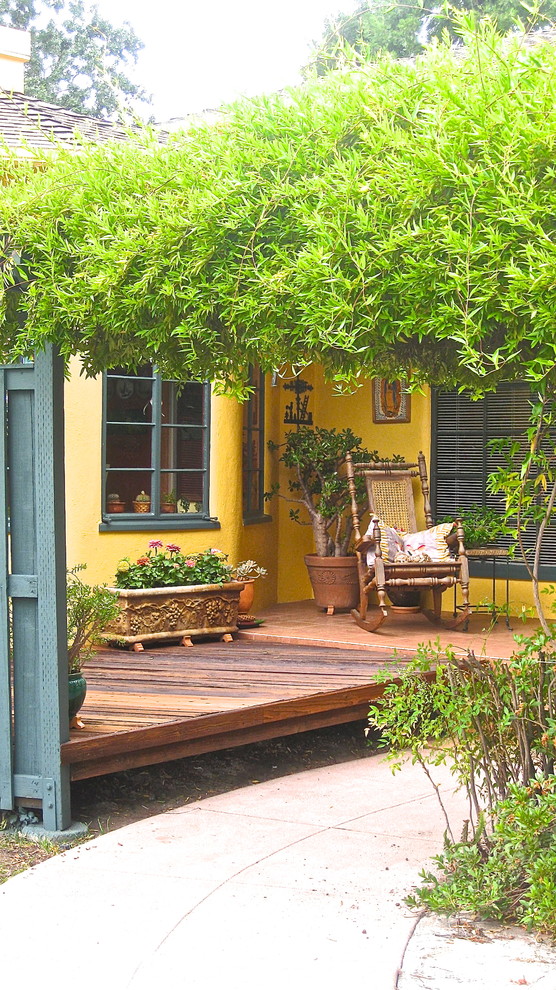 Foto på ett mellanstort medelhavsstil gult hus, med allt i ett plan, stuckatur, valmat tak och tak i shingel