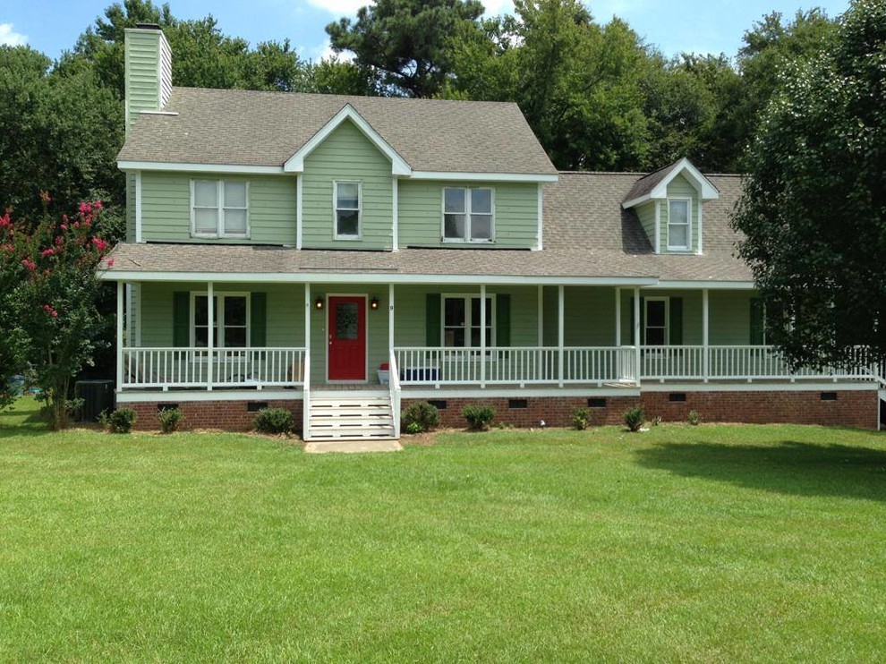 Mittelgroßes, Zweistöckiges Klassisches Einfamilienhaus mit Faserzement-Fassade, grüner Fassadenfarbe, Satteldach und Schindeldach in Raleigh