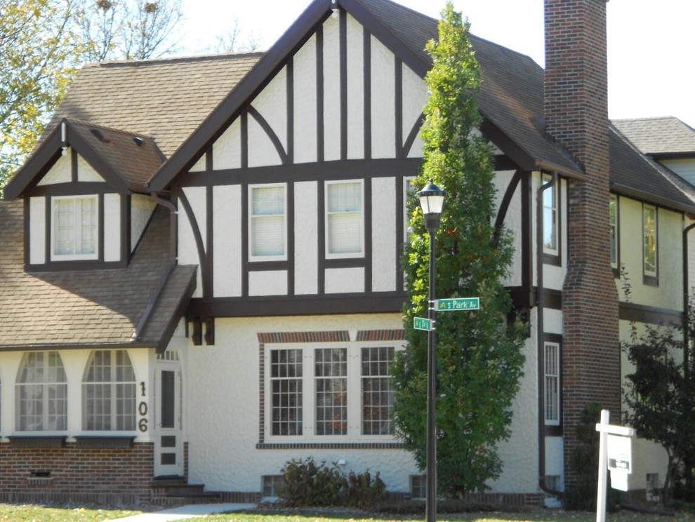 Zweistöckiges Rustikales Haus mit Putzfassade und weißer Fassadenfarbe in Milwaukee