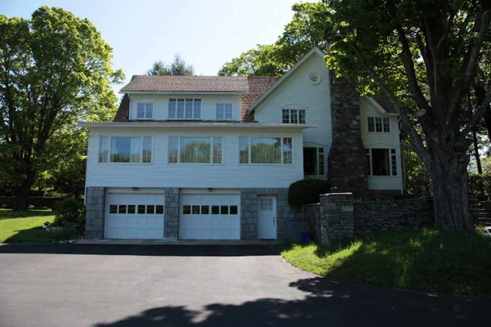 Example of a large white three-story vinyl exterior home design in Bridgeport
