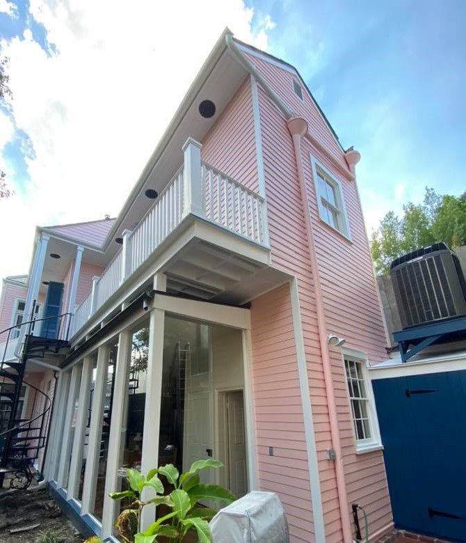 Пример оригинального дизайна: двухэтажный, деревянный, розовый дом