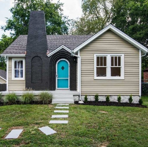 Einstöckiges Stilmix Einfamilienhaus mit Mix-Fassade und bunter Fassadenfarbe in Cleveland