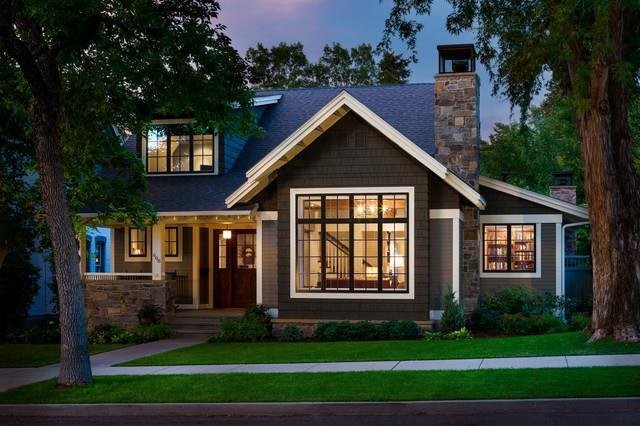 Стильный дизайн: двухэтажный, коричневый частный загородный дом среднего размера в стиле рустика с комбинированной облицовкой, двускатной крышей и крышей из гибкой черепицы - последний тренд