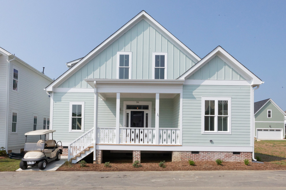 Großes, Zweistöckiges Country Haus mit Faserzement-Fassade, grüner Fassadenfarbe und Satteldach in Raleigh