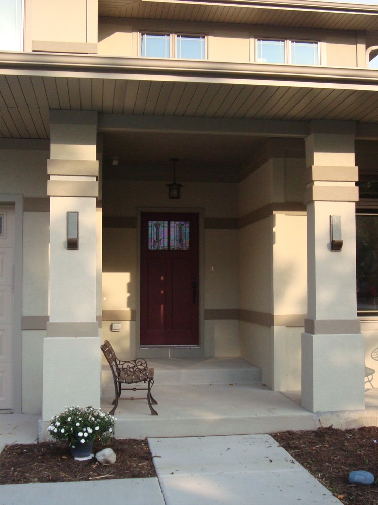 Ejemplo de fachada beige de estilo americano de tamaño medio de dos plantas con revestimiento de estuco