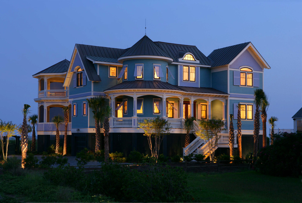 Idées déco pour une façade de maison bleue bord de mer avec un toit en métal.