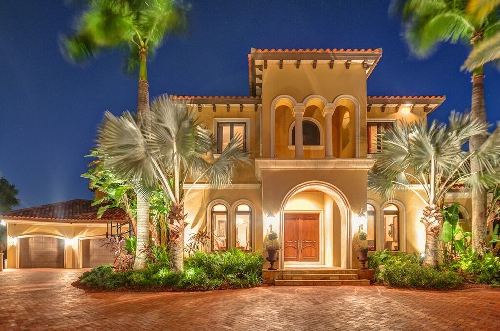 Großes, Zweistöckiges Mediterranes Einfamilienhaus mit Putzfassade, beiger Fassadenfarbe, Satteldach und Ziegeldach in Tampa