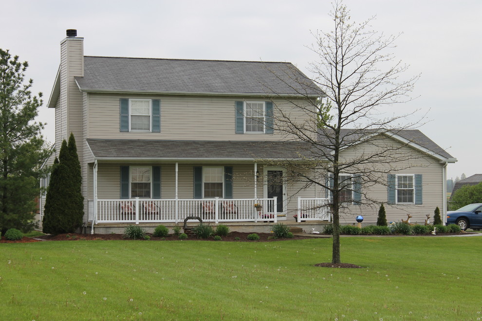 Mittelgroßes, Zweistöckiges Klassisches Einfamilienhaus mit Vinylfassade, beiger Fassadenfarbe, Satteldach und Schindeldach in Cleveland