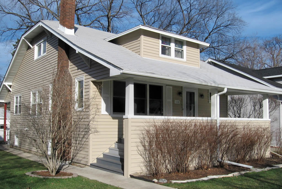 Small and beige classic two floor detached house in Chicago with vinyl cladding, a mansard roof and a shingle roof.