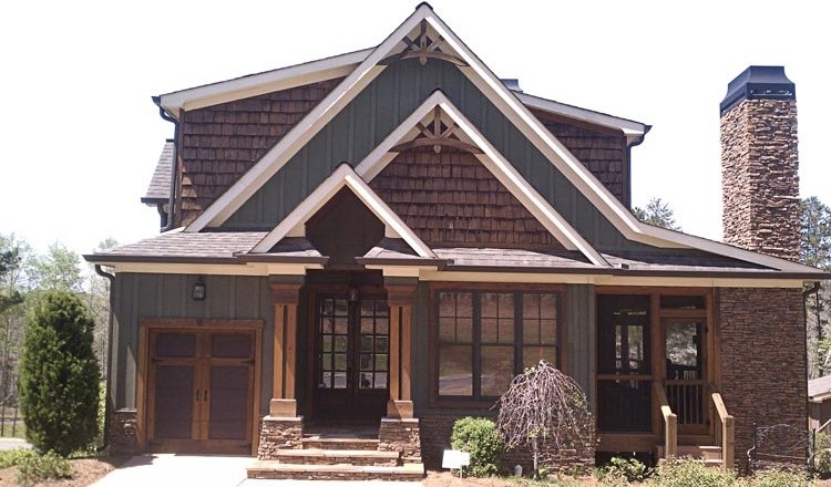 Cette photo montre une façade de maison verte montagne de taille moyenne et à un étage avec un revêtement mixte.