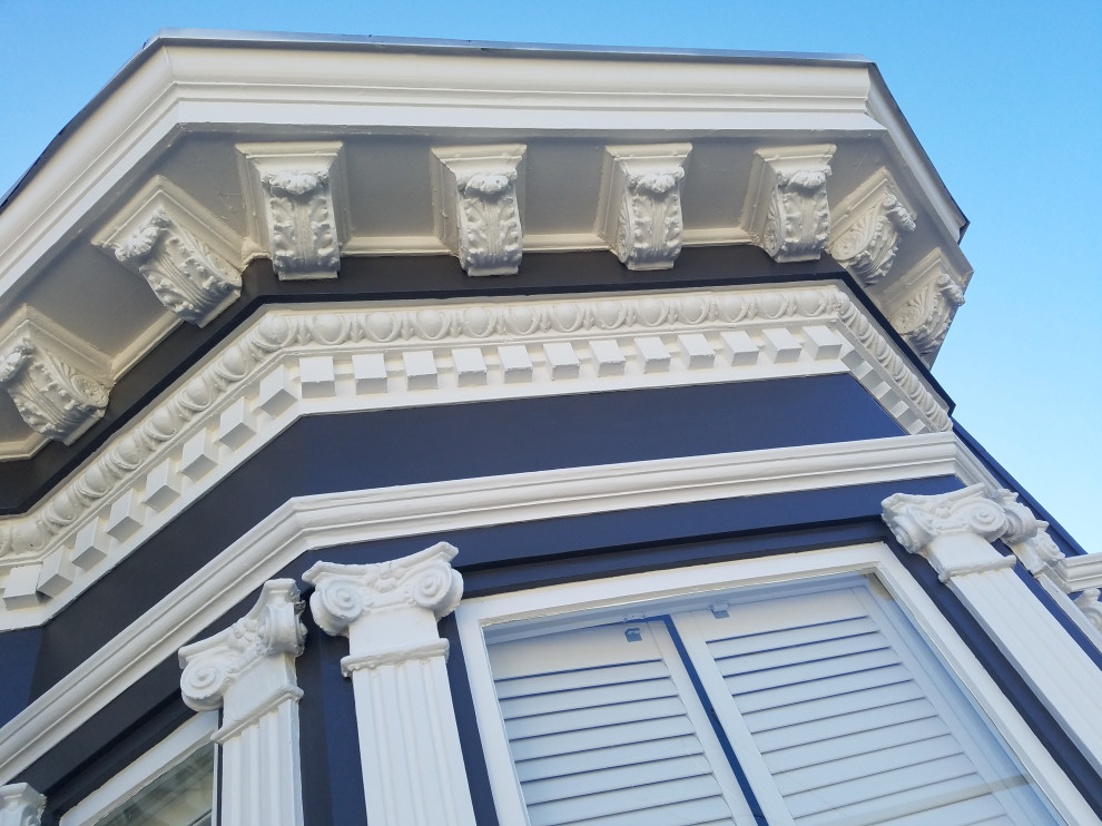 Diseño de fachada de casa azul tradicional con revestimiento de estuco