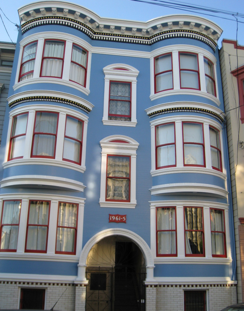 Großes, Dreistöckiges Klassisches Haus mit blauer Fassadenfarbe, Satteldach und Schindeldach in San Francisco