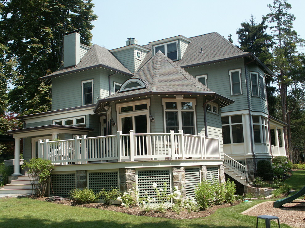 Idée de décoration pour une façade de maison bleue tradition de taille moyenne et à un étage avec un revêtement en vinyle, un toit à croupette et un toit en shingle.