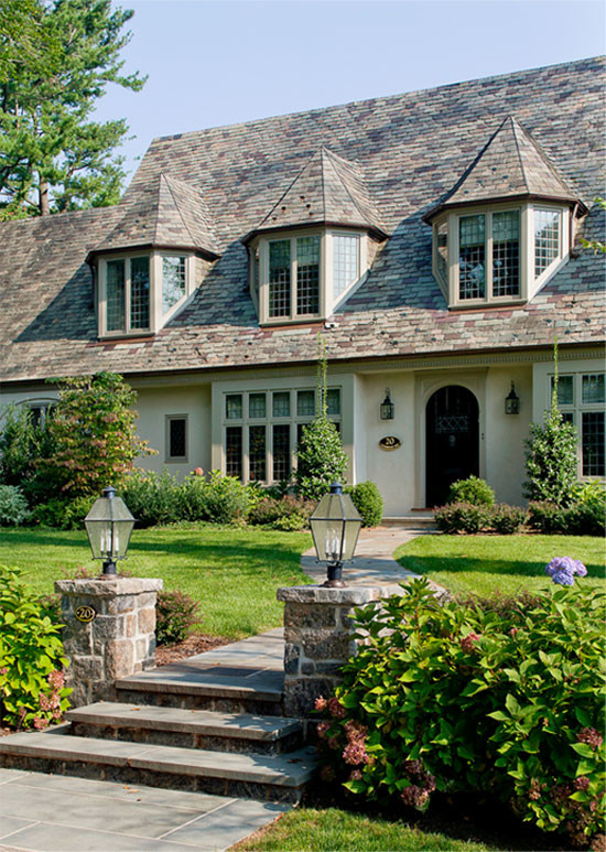 Ejemplo de fachada de casa beige tradicional de tamaño medio de dos plantas con revestimiento de estuco y tejado de teja de madera