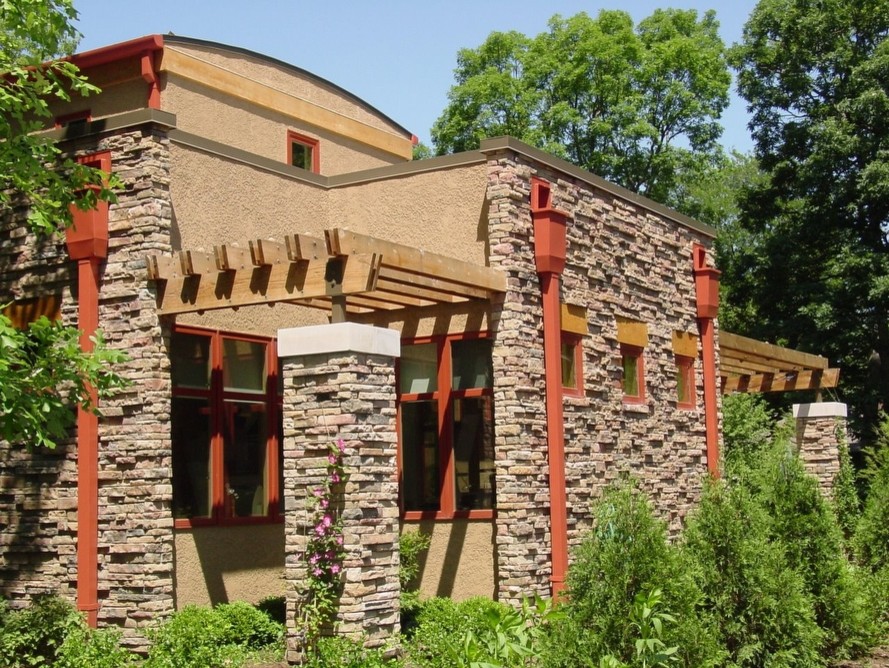 Inredning av ett amerikanskt mellanstort beige stenhus, med allt i ett plan och platt tak
