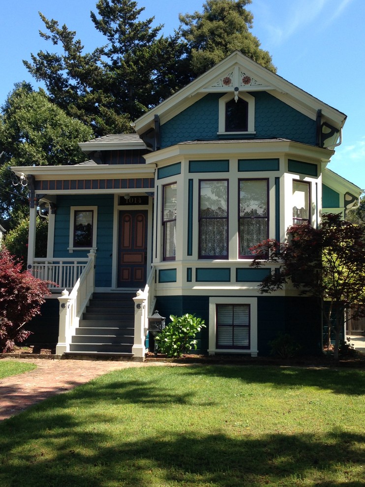 Mittelgroßes, Zweistöckiges Klassisches Haus mit blauer Fassadenfarbe, Satteldach und Schindeldach in Seattle