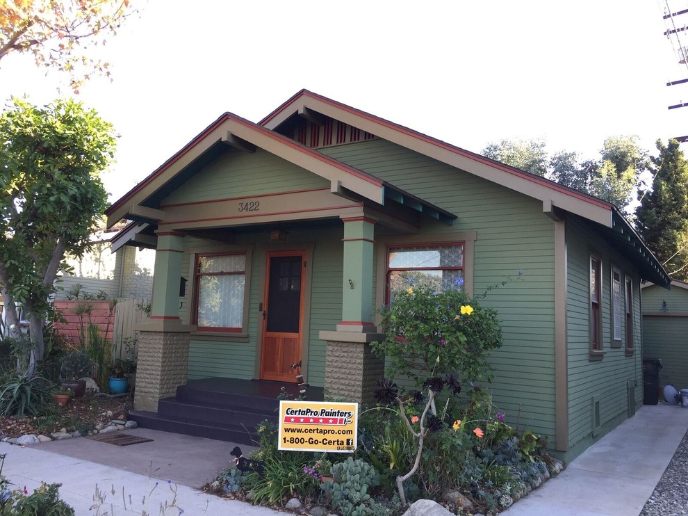 Kleines, Einstöckiges Rustikales Haus mit Putzfassade, grüner Fassadenfarbe und Satteldach in Los Angeles