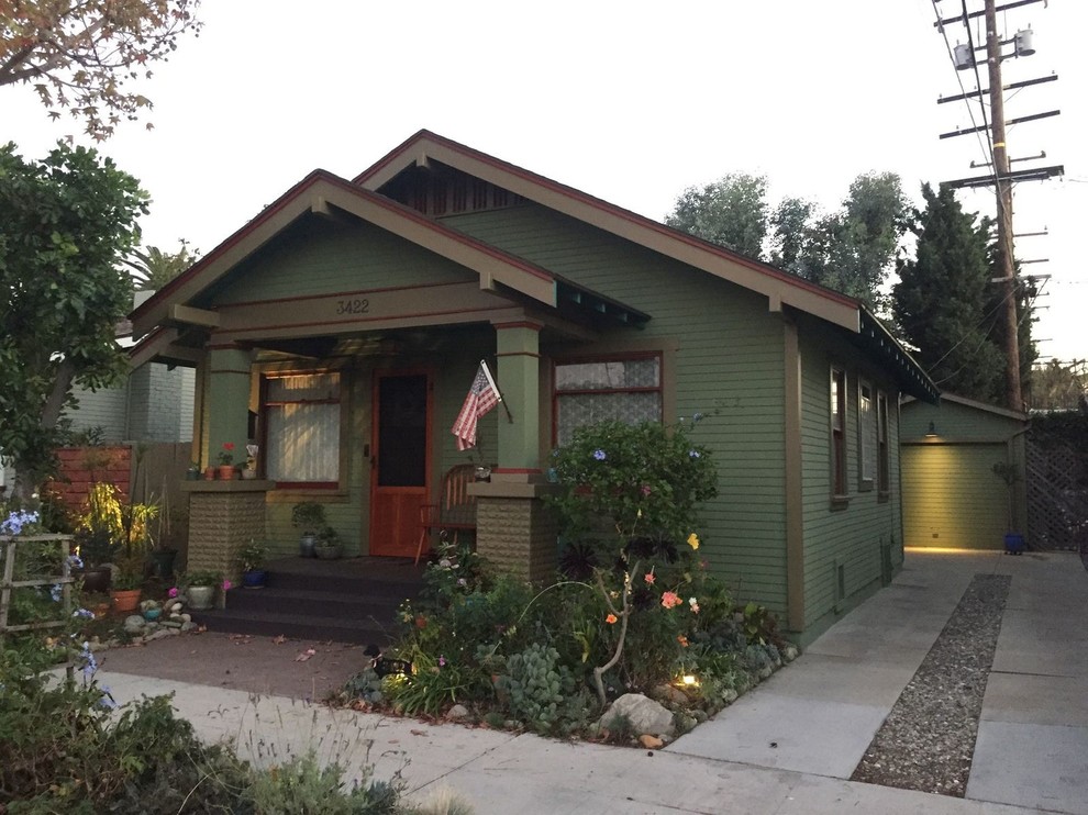 Kleines, Einstöckiges Rustikales Haus mit Putzfassade, grüner Fassadenfarbe und Satteldach in Los Angeles