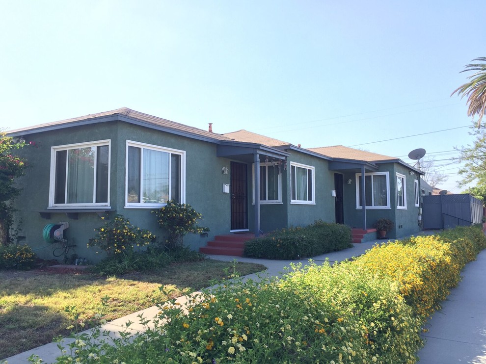Kleines, Einstöckiges Klassisches Einfamilienhaus mit Putzfassade, grüner Fassadenfarbe, Satteldach und Ziegeldach in Los Angeles