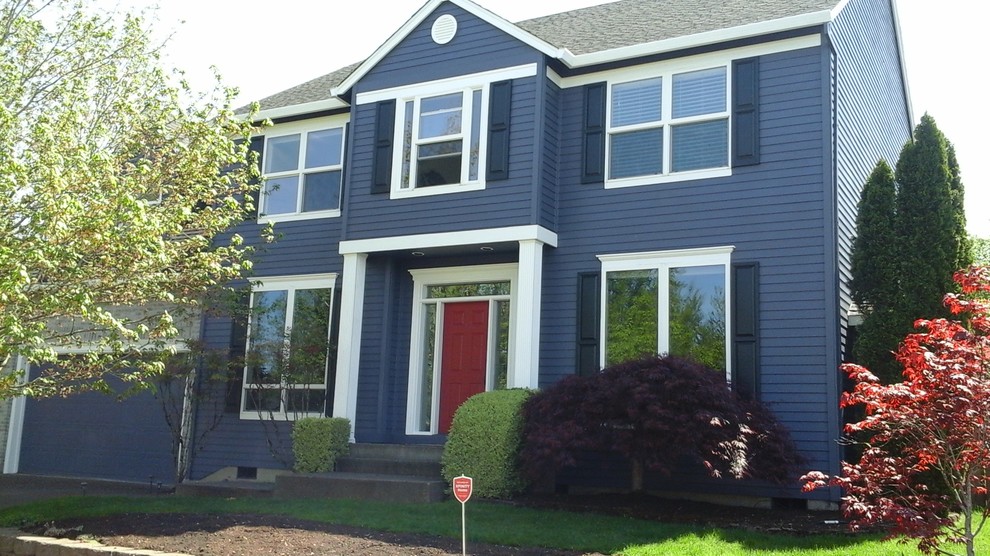 Esempio della facciata di una casa blu classica a due piani di medie dimensioni con rivestimento in vinile