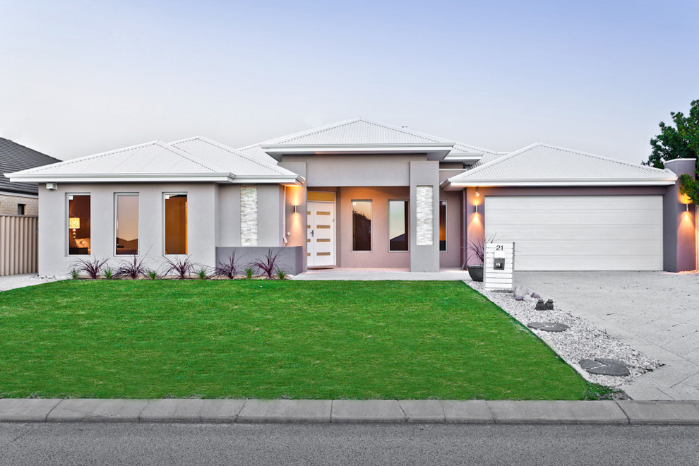 Gey contemporary bungalow house exterior in Perth.