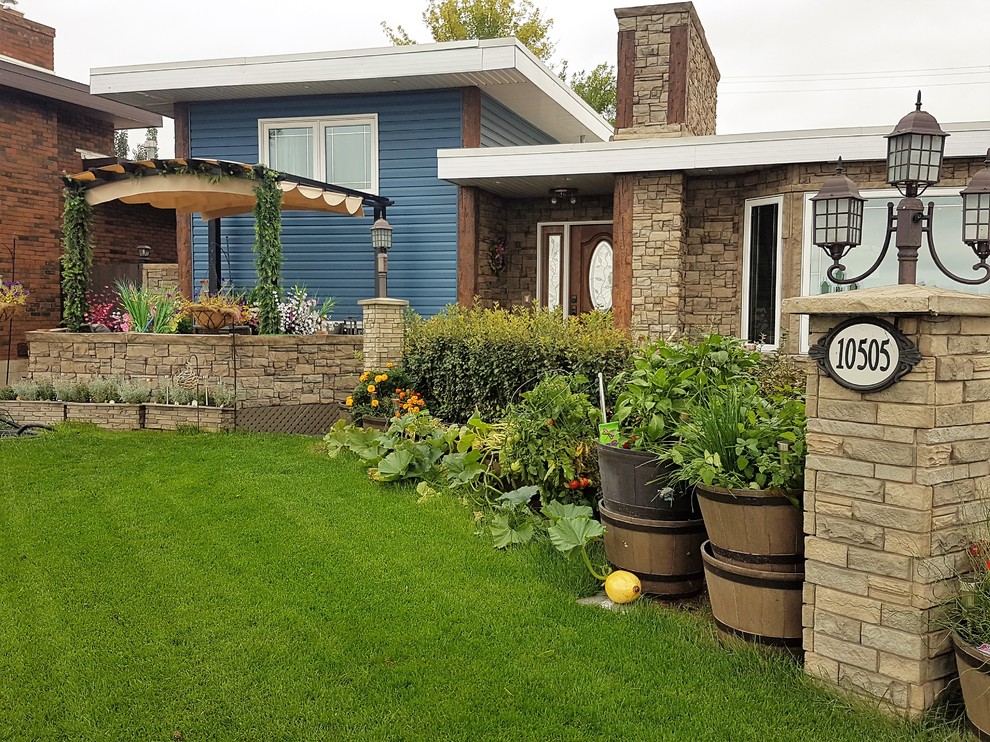 Свежая идея для дизайна: синий частный загородный дом среднего размера в стиле кантри с разными уровнями, облицовкой из винила и плоской крышей - отличное фото интерьера