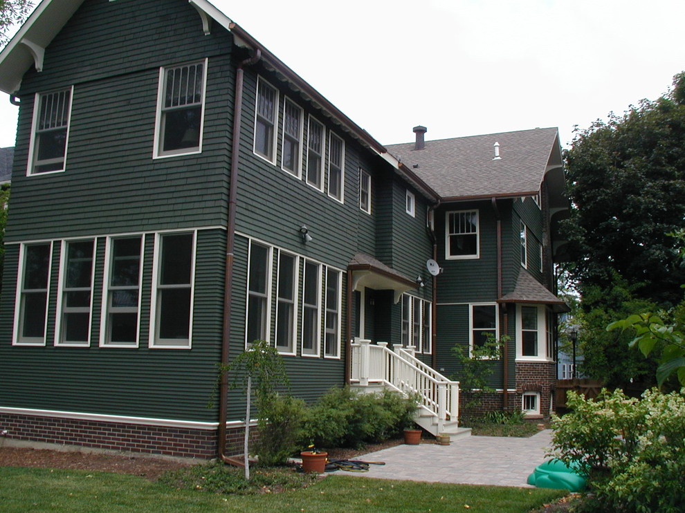 Aménagement d'une façade de maison classique à deux étages et plus.