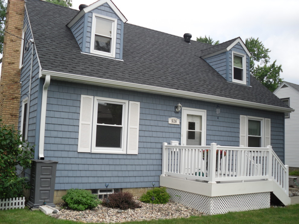 Kleines, Zweistöckiges Maritimes Haus mit Vinylfassade und blauer Fassadenfarbe in Minneapolis