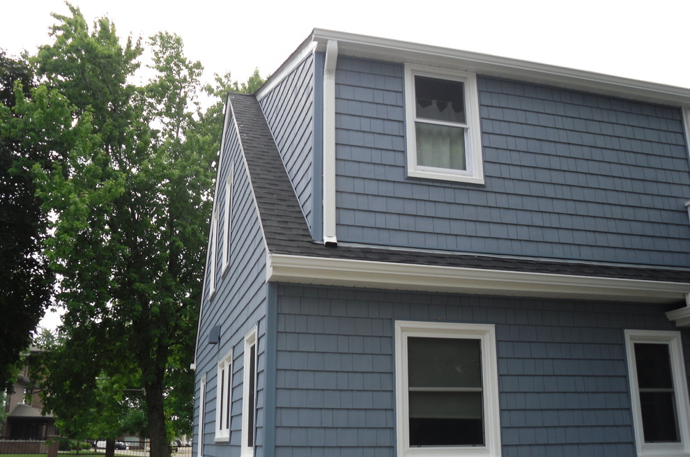 Idee per la facciata di una casa piccola blu stile marinaro a due piani con rivestimento in vinile