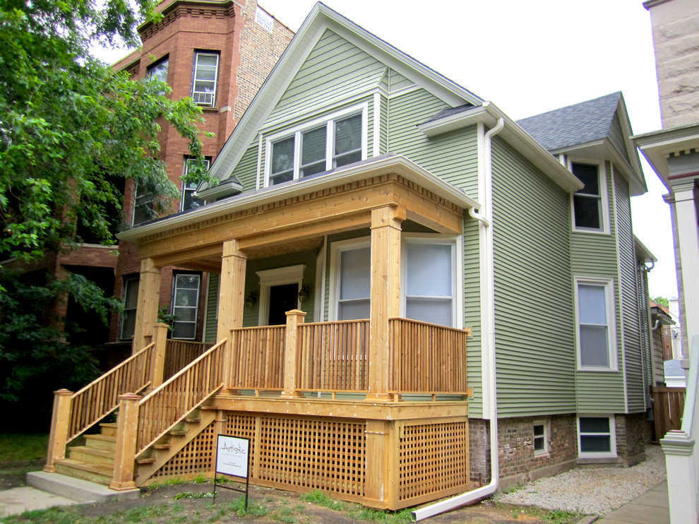 Mittelgroßes, Zweistöckiges Landhausstil Haus mit Faserzement-Fassade und grüner Fassadenfarbe in Chicago