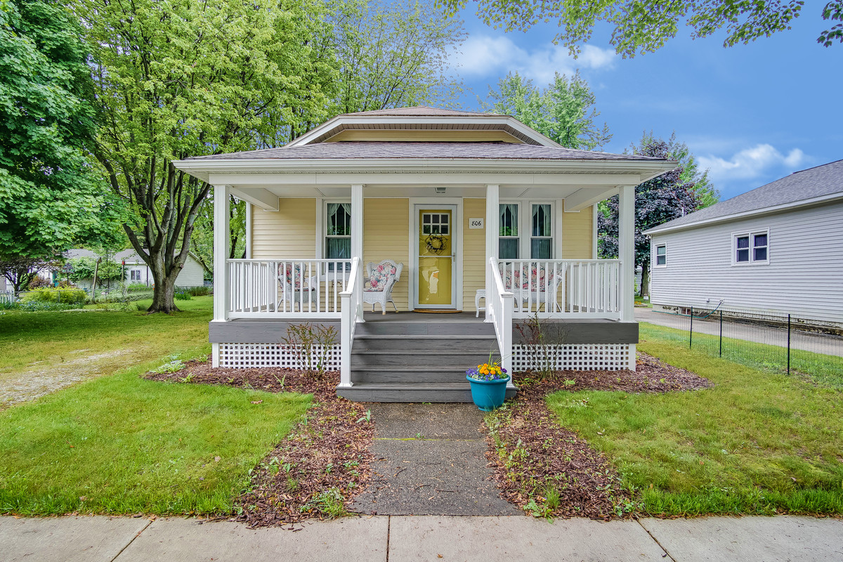 This is an example of a small and yellow traditional bungalow flat in Grand Rapids with wood cladding.