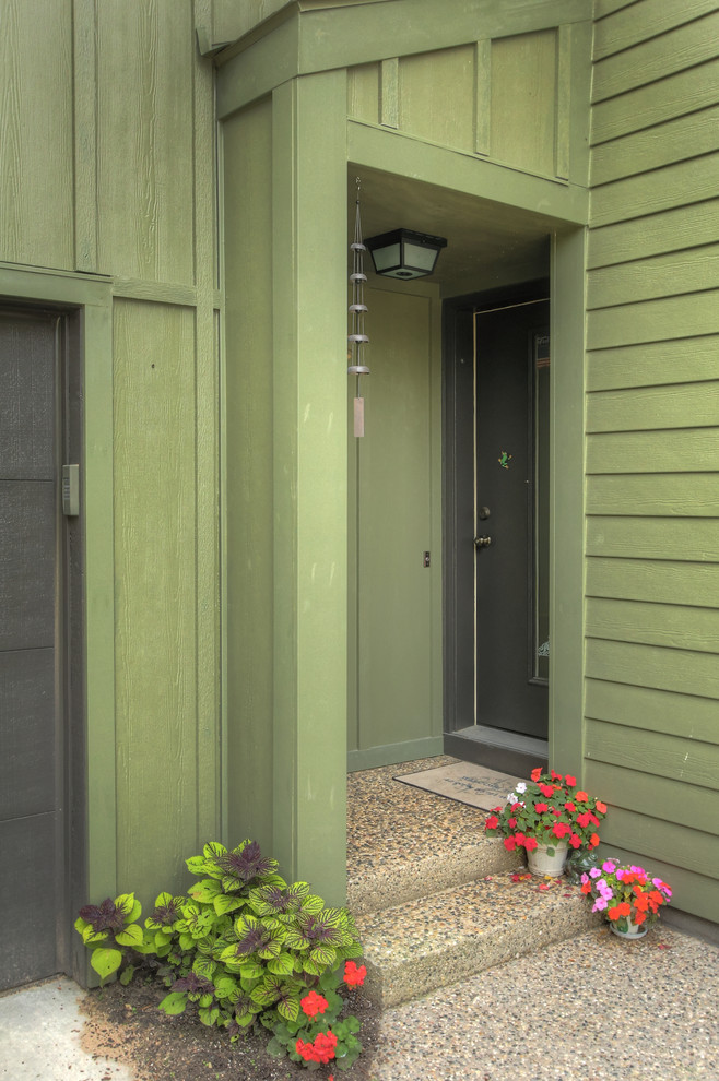 Inspiration pour une façade de maison verte chalet en panneau de béton fibré de taille moyenne.