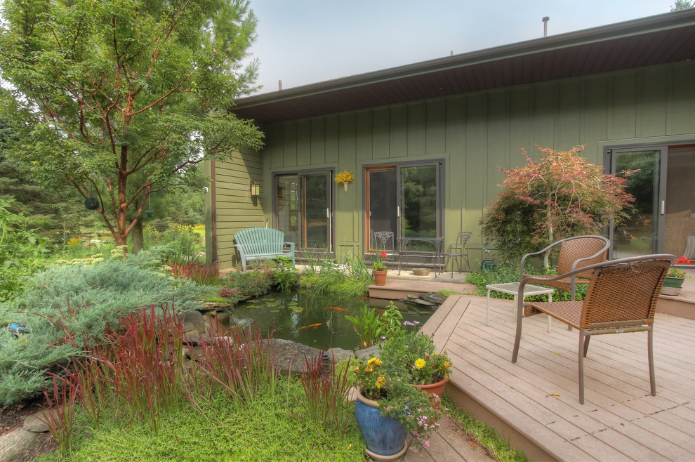 Источник вдохновения для домашнего уюта: зеленый дом среднего размера в стиле рустика с облицовкой из ЦСП