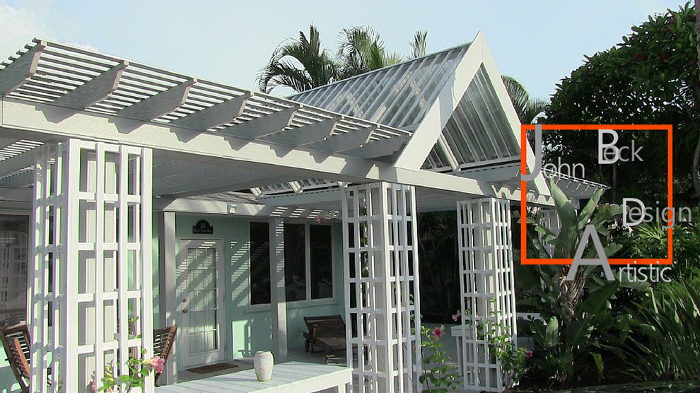 Diseño de fachada azul marinera pequeña de una planta con revestimiento de hormigón y tejado a cuatro aguas