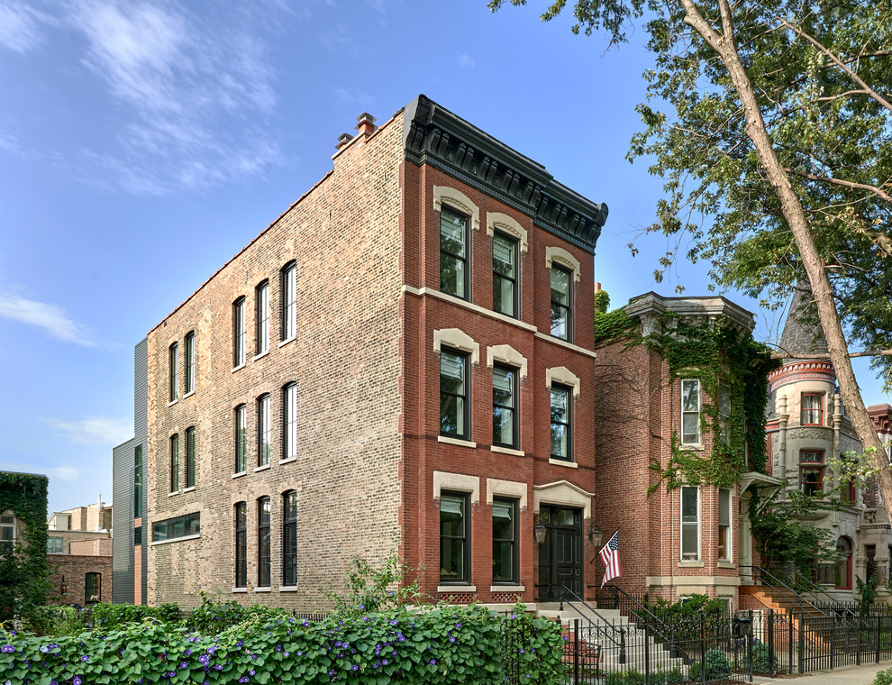 Großes, Dreistöckiges Klassisches Einfamilienhaus mit Mix-Fassade in Chicago