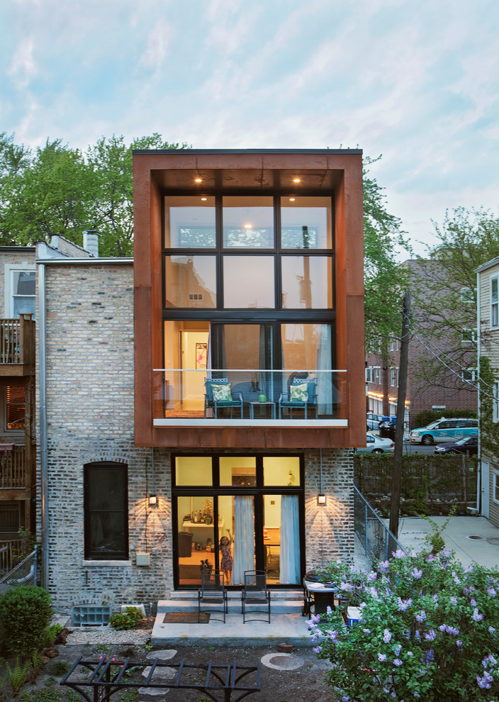 Mittelgroßes, Zweistöckiges Modernes Einfamilienhaus mit Backsteinfassade, bunter Fassadenfarbe und Flachdach in Chicago